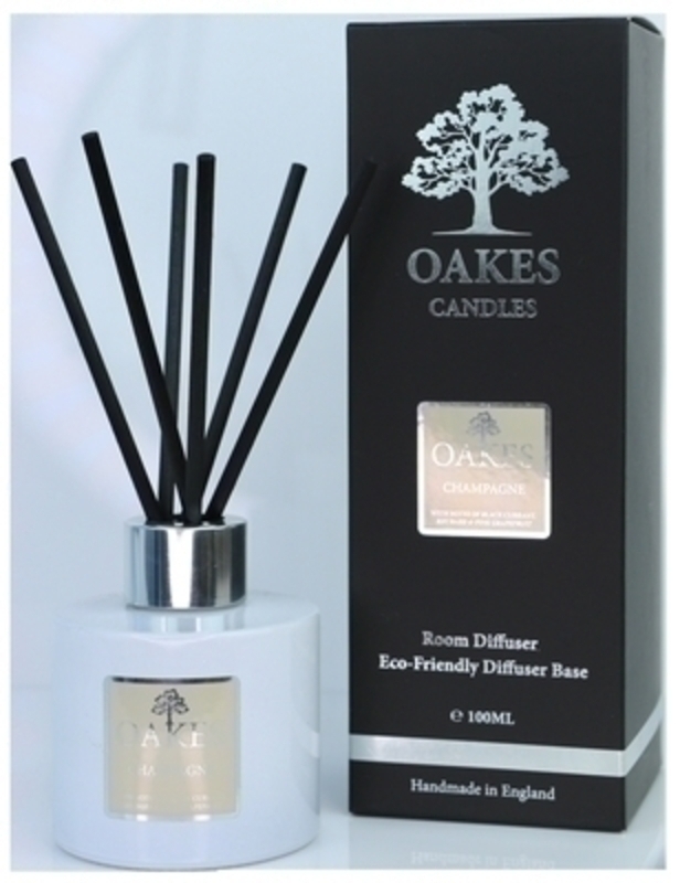 Oakes Champagne Room Diffuser Oakes Vegan friendly artisan luxury diffuser for your home in Champagne. Made locally in Liverpool.  The diffuser liquid is housed in simple cylindrical white glassware with a silver screw on cap. The 100ml Diffuser is elegantly finished with a metallic silver label. Each diffuser has black natural fibre reeds designed to give you the maximun throw of fragrance from your diffuser. Finally this luxury Oakes Diffuser is elegantly packaged in a bespoke stylish foil Oakes Presentation Box.